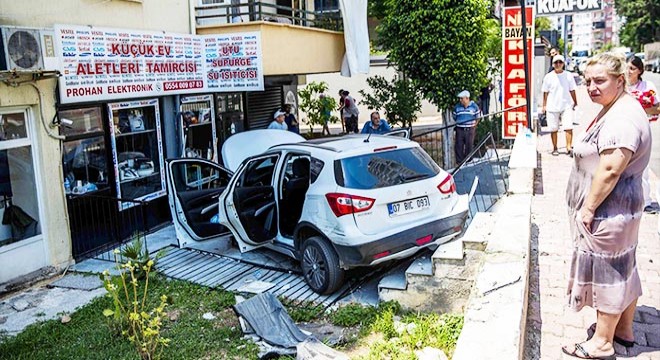 Antalya da apartman bahçesine uçan araçta 2 yaralı