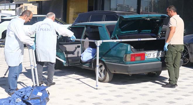 Antalya da aracın arka koltuğunda ölü bulundu