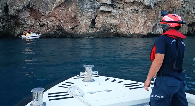 Antalya da arızalanan teknedeki 3 kişi kurtarıldı