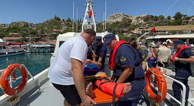Antalya da ayağını kıran adam, Sahil Güvenlik botuyla tahliye edildi