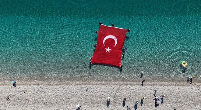 Antalya da bayramı su altında bayrak açarak kutladılar