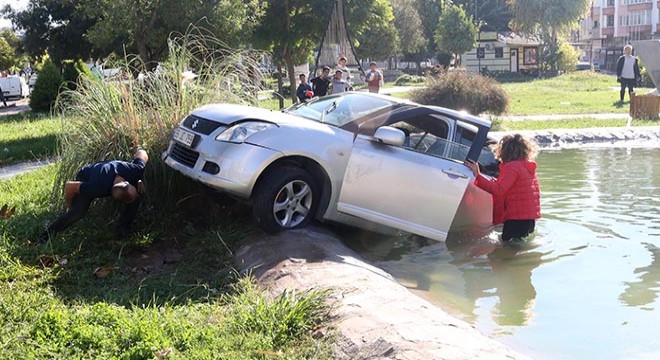 Antalya da bir otomobil, parktaki havuza düştü