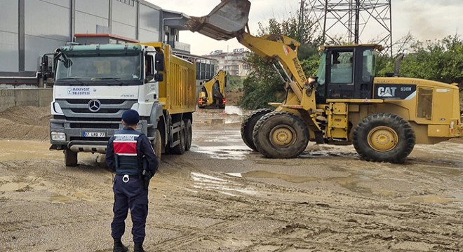 Antalya da çalınan 50 kamyon kum, yerlerine döküldü
