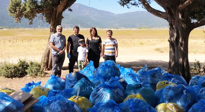 Antalya da can çekişen Avlan Gölü nü temizlediler