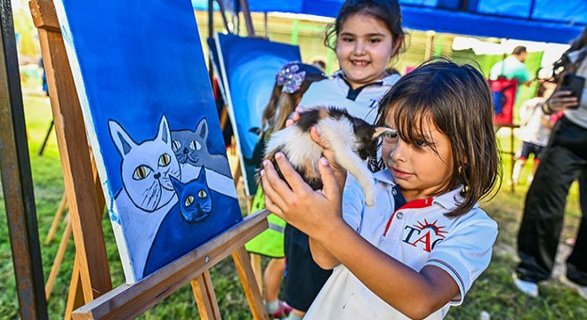 Antalya da çocuklar patili dostlarıyla buluştu