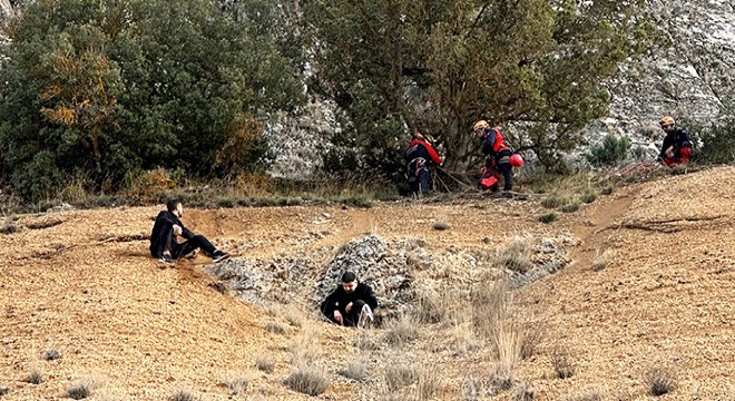 Antalya da dağda mahsur kalanları AFAD kurtardı