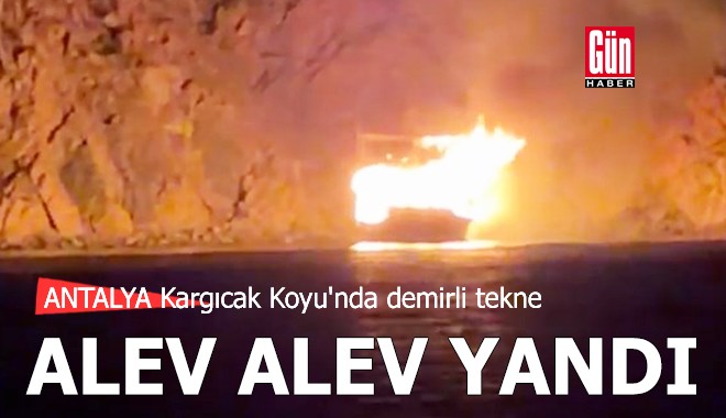 Antalya'da demirli tur teknesi alev alev yandı