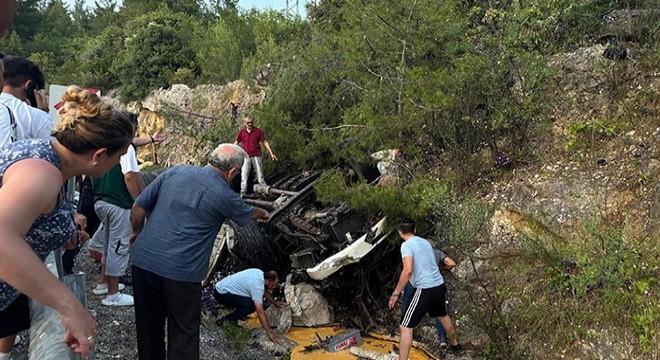 Antalya da devrilen kamyonun sürücüsü öldü