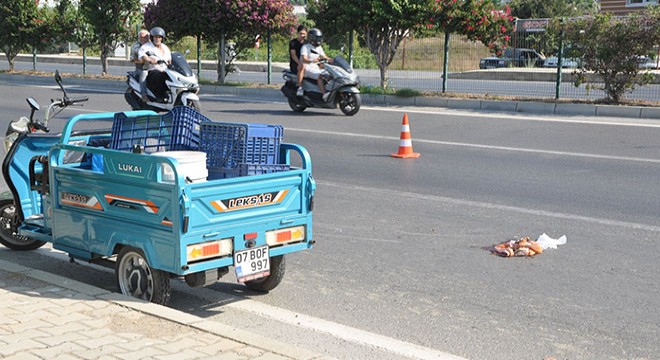 Antalya da devrilen triportörün sürücüsü yaralandı