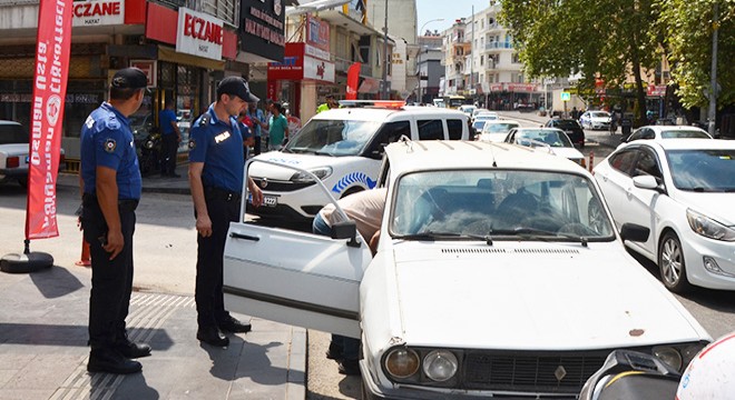 Antalya da direksiyon başında omzundan yaralandı