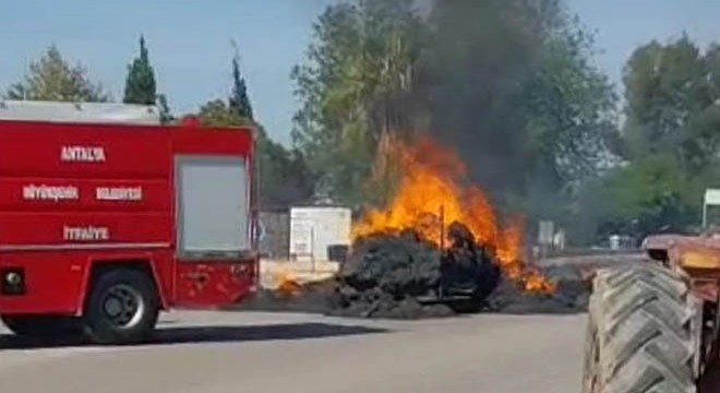 Antalya da elyaf yüklü traktör römorku yandı