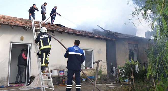 Antalya da eski okul binası ve lojmanı yandı