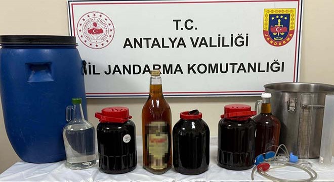 Antalya da evinde sahte içkiyle yakalandı