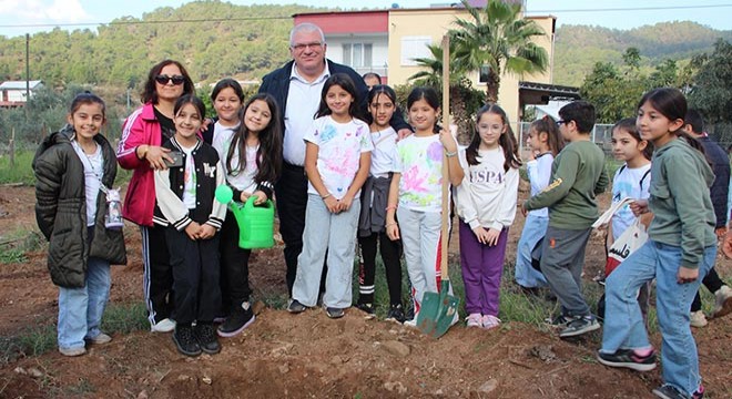 Antalya da fidanlara can suyunu öğrenciler verdi