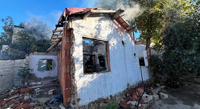 Antalya da gecekondu yangınını itfaiye söndürdü