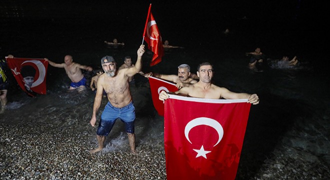 Antalya’da gelenek bozulmadı, yeni yılı denizde karşıladılar