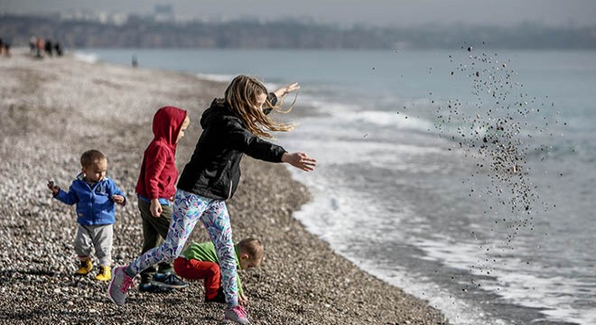 Antalya da güneş açtı, sahil hareketlendi