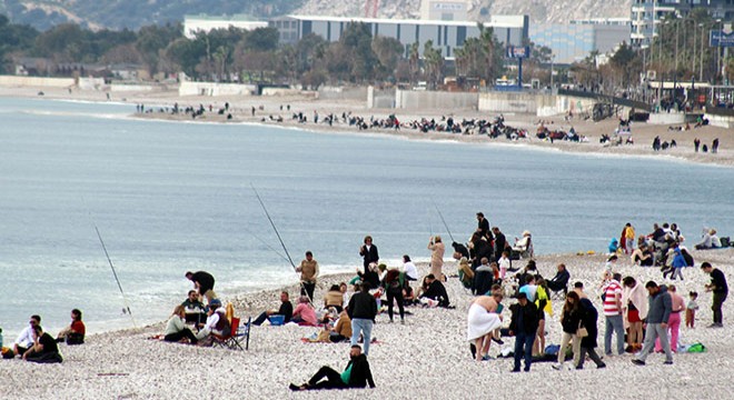 Antalya da güneşli havada sahil doldu