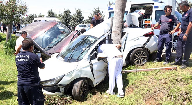 Antalya da hafif ticari araç kazası: 2 polis yaralı