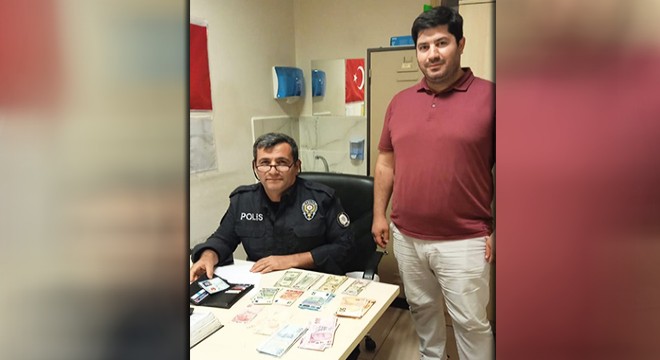 Antalya da hastane polisi bulduğu parayı sahibine teslim etti