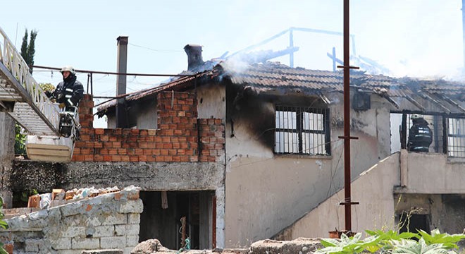 Antalya da iki katlı metruk binada yangın