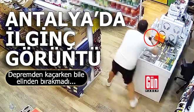Antalya'da ilginç görüntü: Depremden kaçarken bile elinden bırakmadı