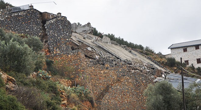 Antalya da istinat duvarı yıkılan arazide 3 katlı inşaat çöktü