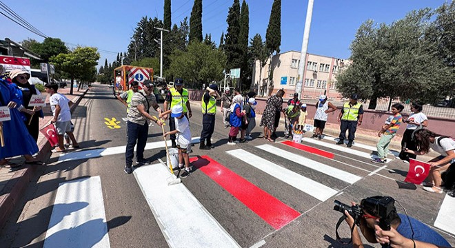 Antalya da jandarma, özel bireylerle yaya geçidini boyadı