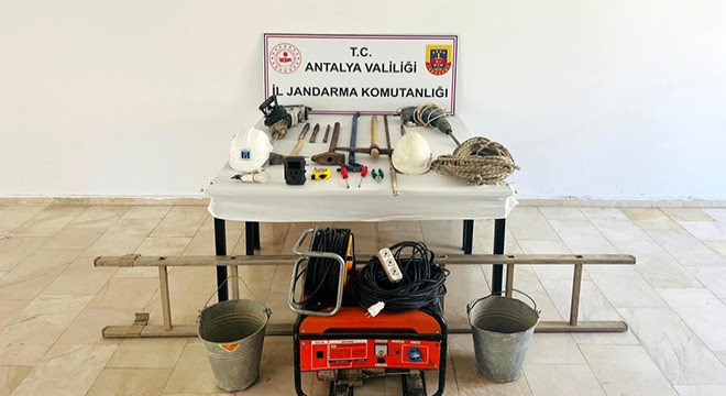 Antalya da jandarmadan kaçak kazıya suçüstü