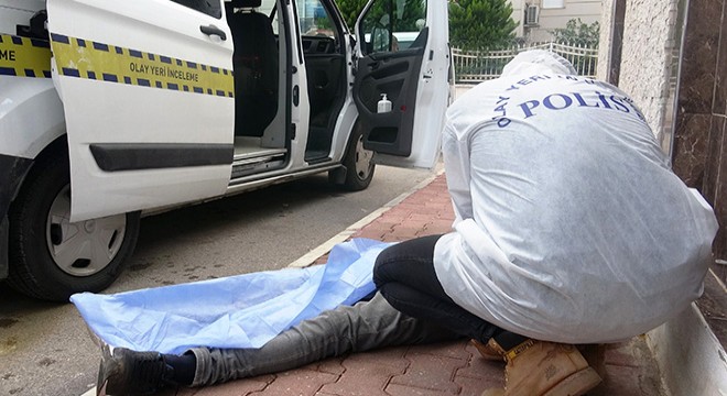 Antalya da kaldırımda erkek cesedi bulundu
