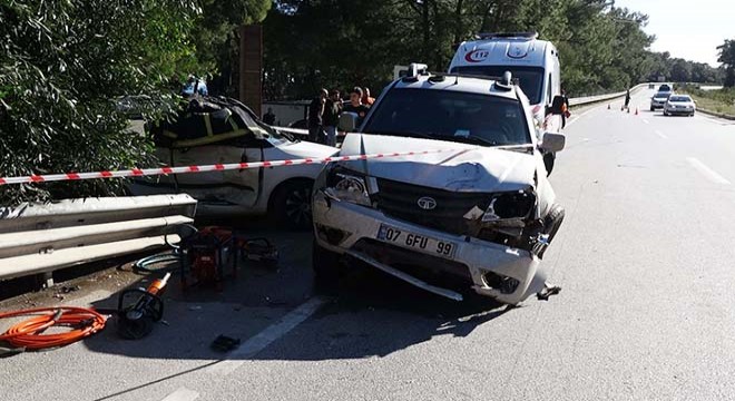 Antalya da kamyonet ile çarpışan otomobildeki bakıcı öldü