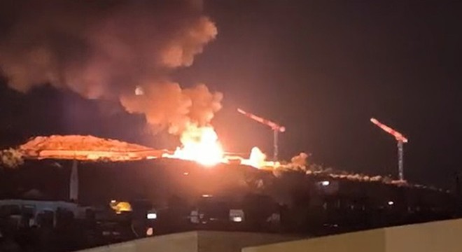 Antalya da kamyonet yanarak kullanılamaz hale geldi