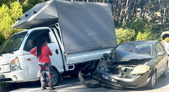 Antalya da kamyonete çarpan otomobilin sürücüsü öldü