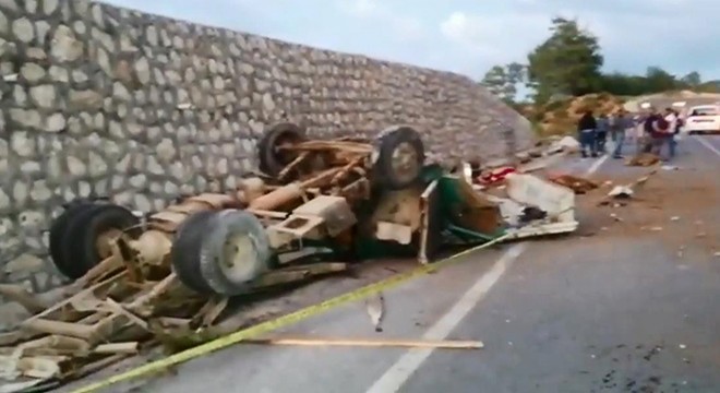 Antalya da kaza; Sürücü ve oğlu öldü, eşi ağır yaralı