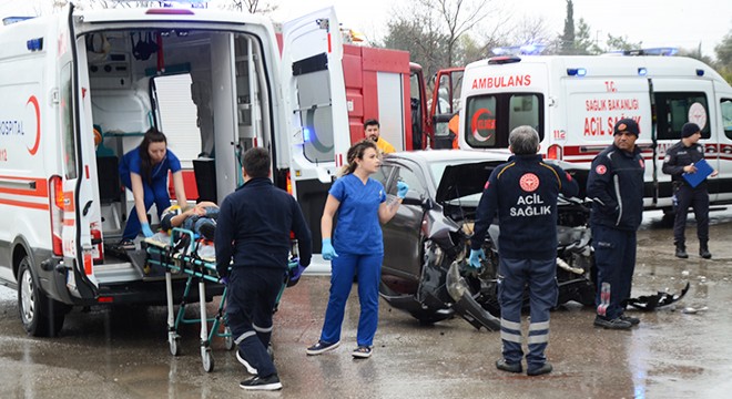 Antalya da kaza yapan araçta sıkışanları itfaiye kurtardı