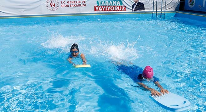 Antalya da kırsaldaki çocuklara portatif yüzme havuzu