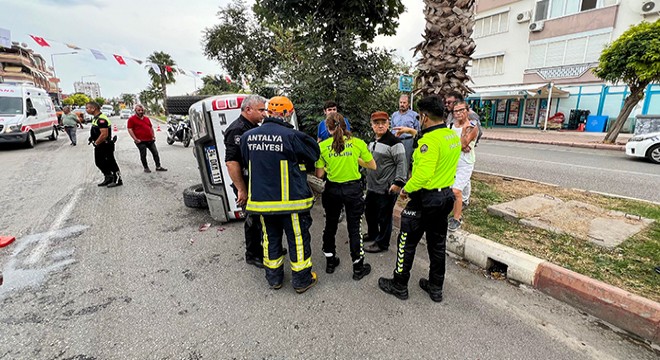 Antalya da kontrolsüz kavşaktaki kazada kimse yaralanmadı