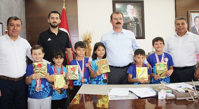Antalya da küçük sporcular Kaymakam Erdemir i ziyaret etti