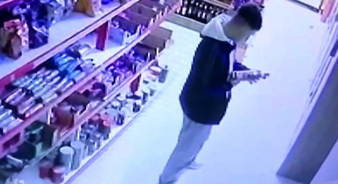 Antalya da marketten hırsızlık anları kamerada