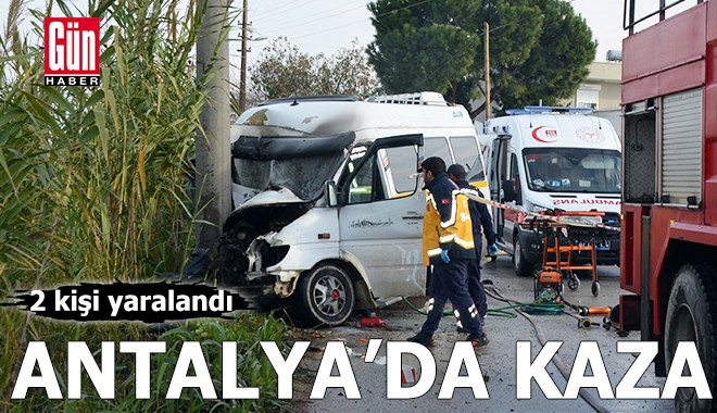 Antalya'da minibüs direğe çarptı: 2 yaralı