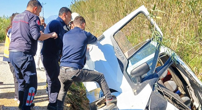 Antalya da minibüs şarampole devrildi: 2 yaralı