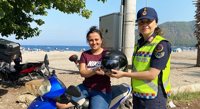 Antalya da motosiklet sürücülerine kask hediyesi