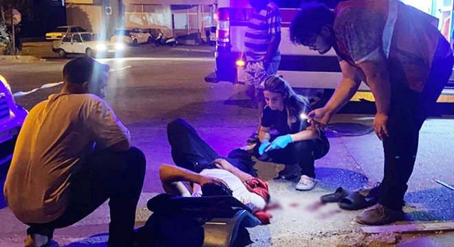 Antalya da motosikletli kurye kazada yaralandı