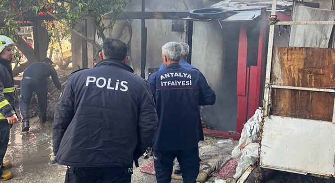 Antalya da müstakil evdeki yangını itfaiye söndürdü