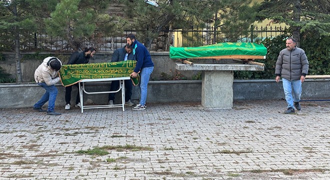 Antalya da öldürülen kadın ile 2 çocuğu, toprağa verildi