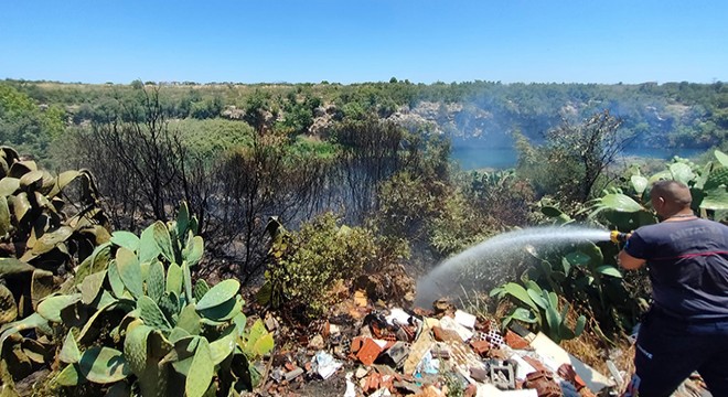 Antalya da ot ve çalılık yangınını itfaiye söndürdü