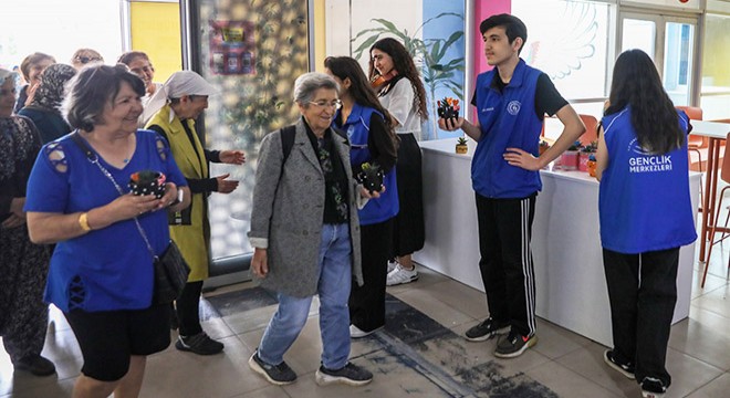 Antalya da otizmli çocuklardan Anneler Günü kutlaması