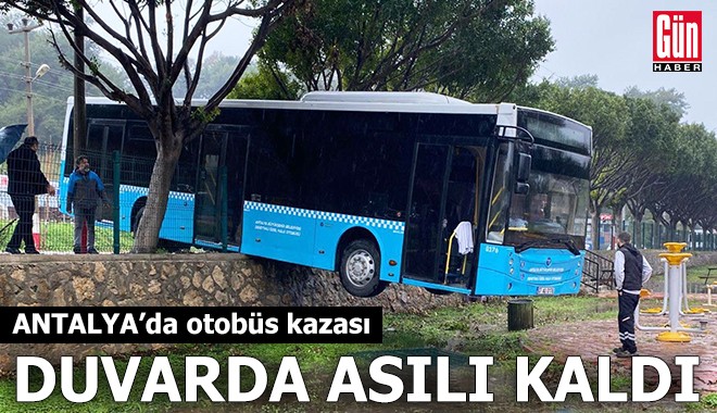 Antalya'da otobüs kazası! Duvarda asılı kaldı