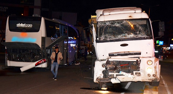 Antalya da otobüsle kamyon çarpıştı: 4 yaralı
