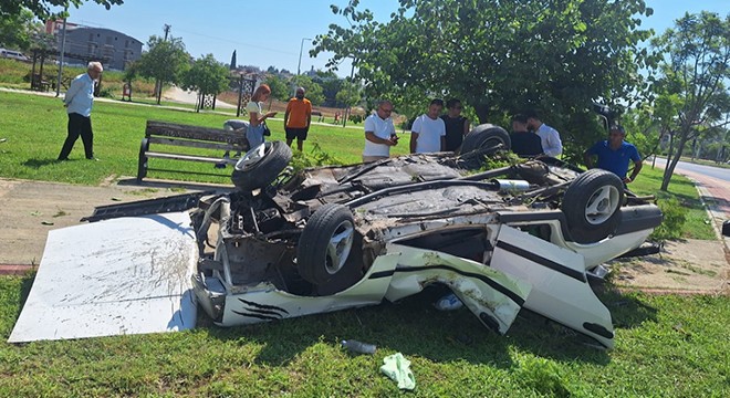 Antalya da otomobil ağaca çarpıp ters döndü: 1 yaralı